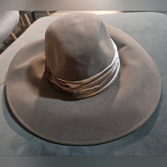 Eugenia Kim Taupe Emmanuelle Fedora - Picture 2 of 7